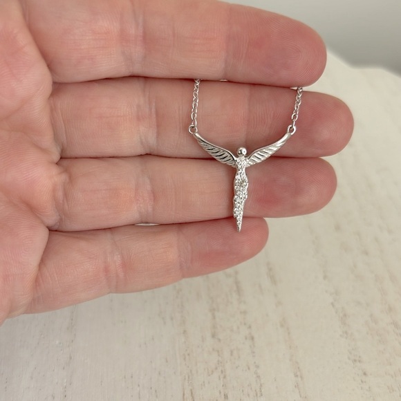 Elegant Silver Angel Wing Necklace - Picture 5 of 5